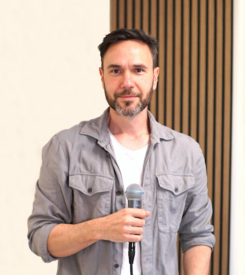 Gesangslehrer Dennis Neumann in der Gesangsschule BodenseeStimme in Überlingen